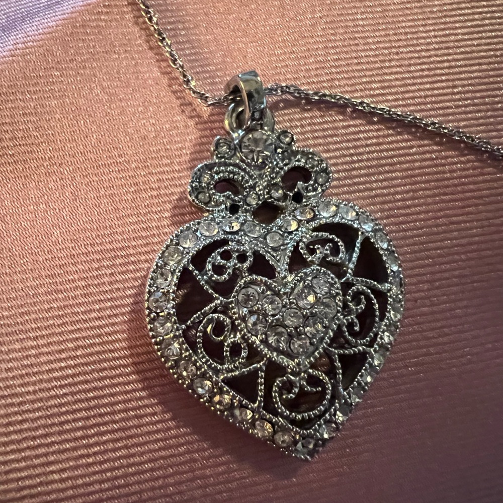Beautiful vintage MONET silver heart necklace